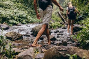 Barefoot hiking, camminare scalzi per riconnettersi con la natura