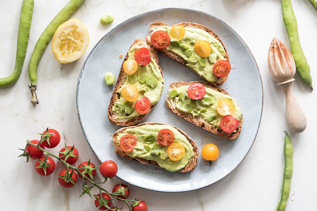 bruschette con hummus di fave