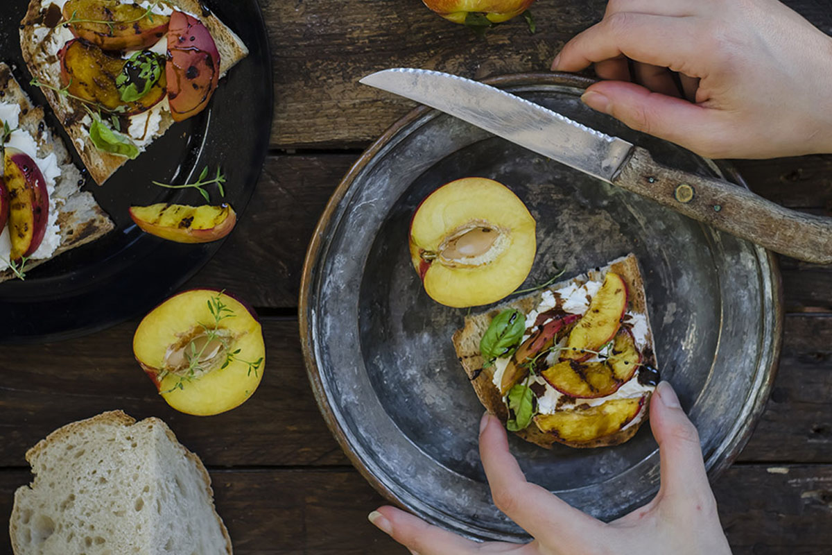 bruschetta con pesche caprino e aceto balsamico