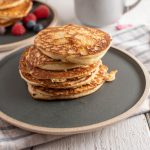 piatto tondo scuro con alcuni pancake uno sopra l'altro