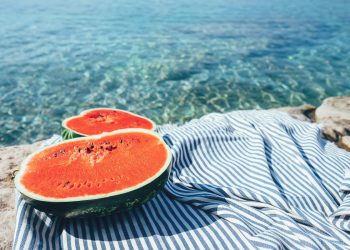 pancia gonfia d'estate: i cibi da portare in spiaggia