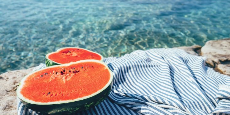 pancia gonfia d'estate: i cibi da portare in spiaggia