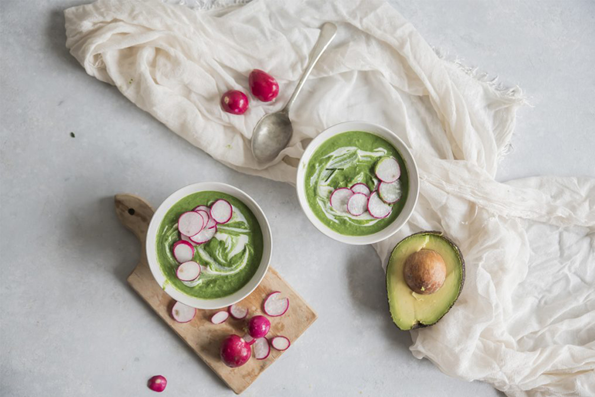 Zuppe fredde: zuppa di avocado con spinaci e ravanelli croccanti