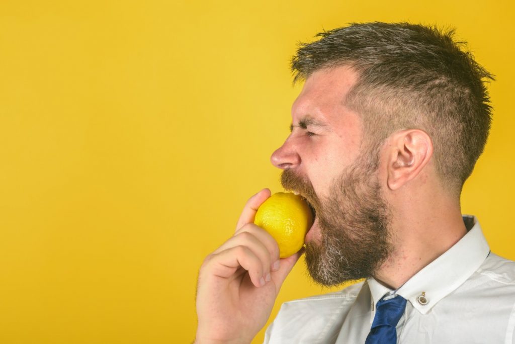 bere acqua e limone dà alito fresco