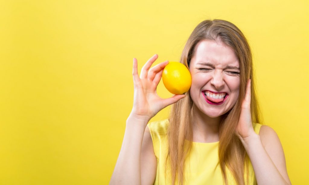 bere acqua e limone fa bene alla pelle