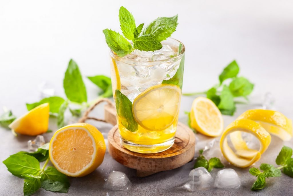 bere acqua e limone rinforza il sistema immunitario