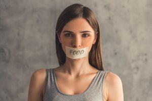 Come controllare la fame nervosa: tra dieta e psicologia