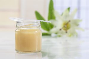 Dalla pappa reale un possibile aiuto contro i sintomi della menopausa