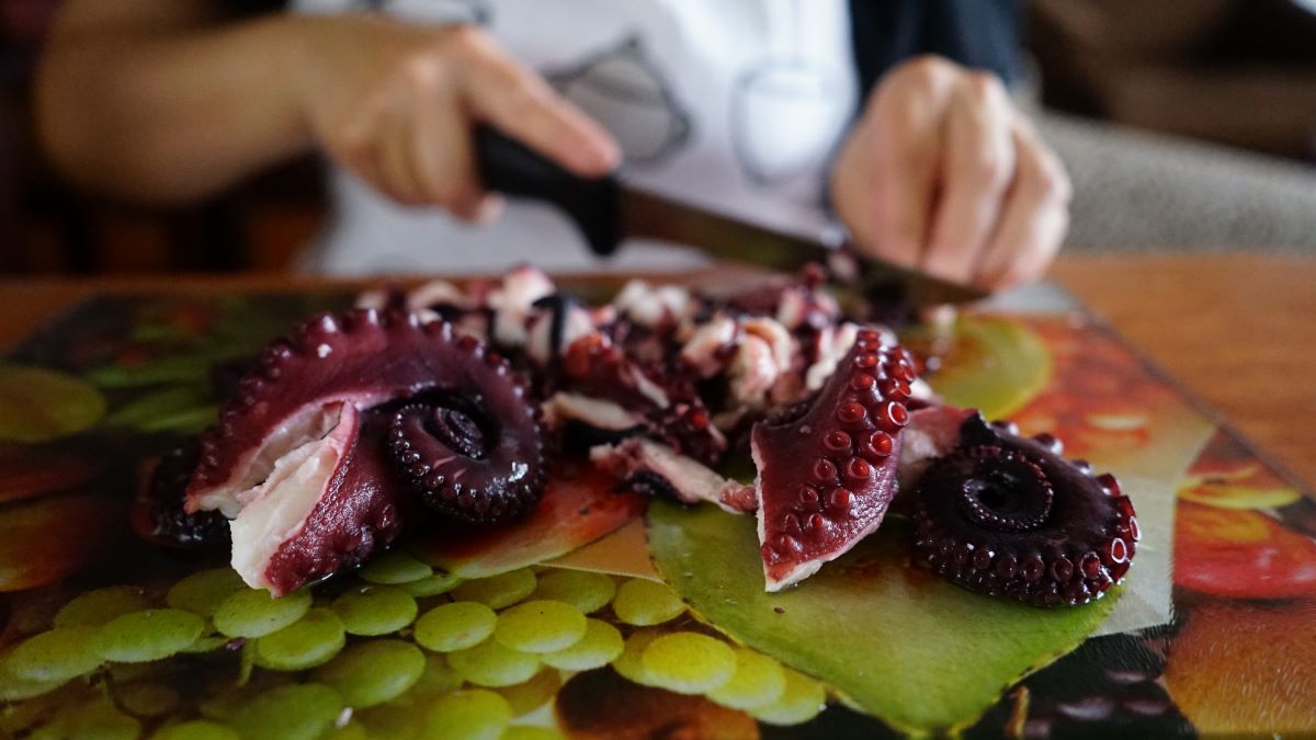 cuocere il polpo in acqua fredda o calda