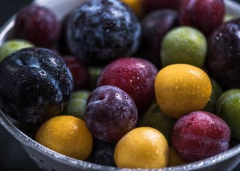 Prugne e susine di vari colori in una ciotola