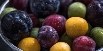 Prugne e susine di vari colori in una ciotola