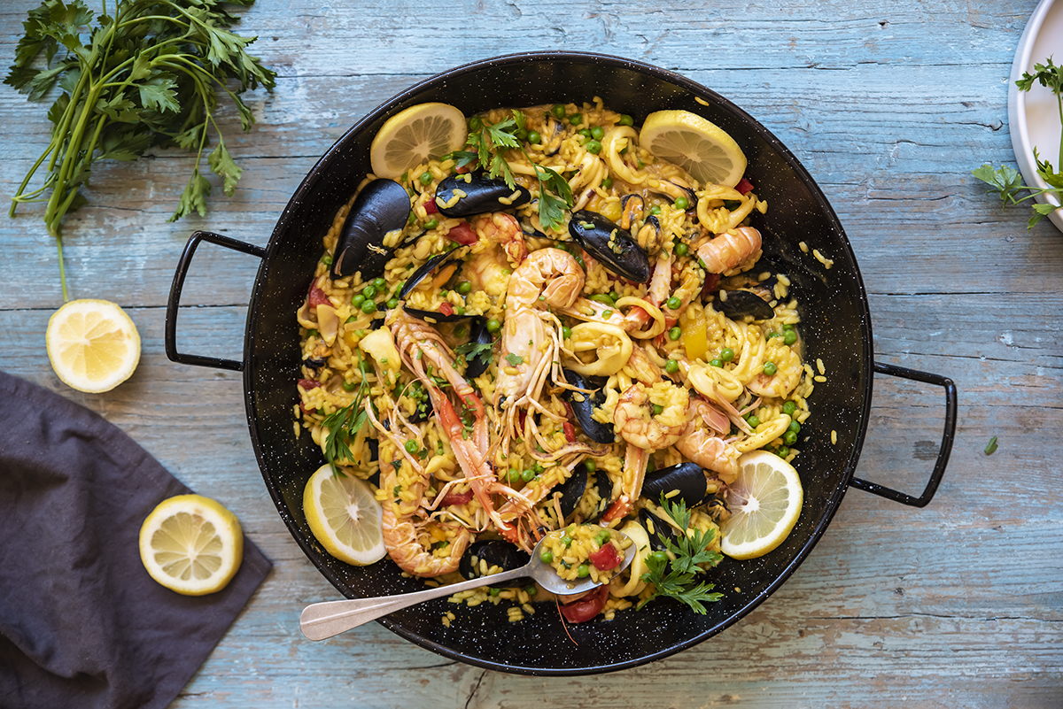 paella di pesce con paprika dolce