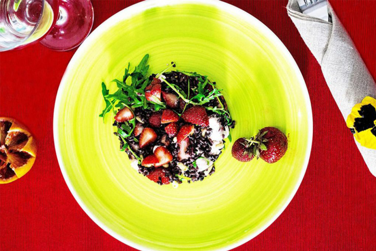 Ricette con riso: riso venere con fragole e feta