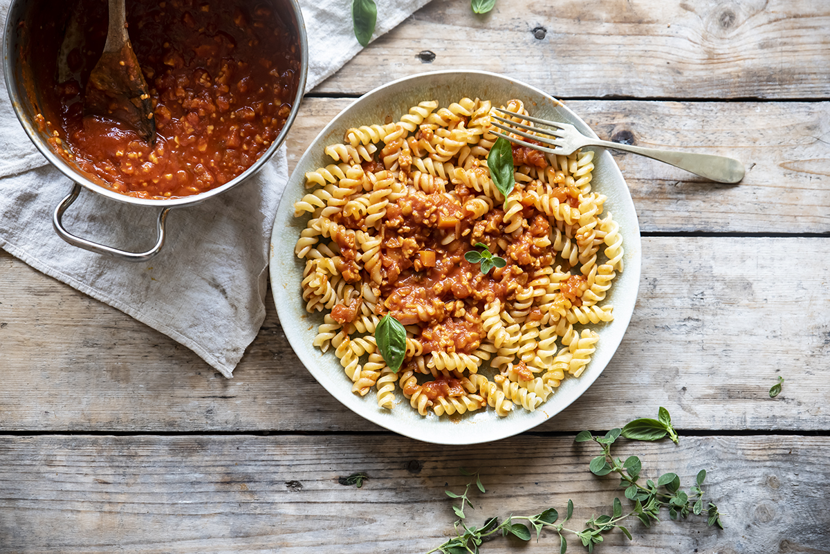 ricette con tempeh: fusilli con ragù di tempeh 