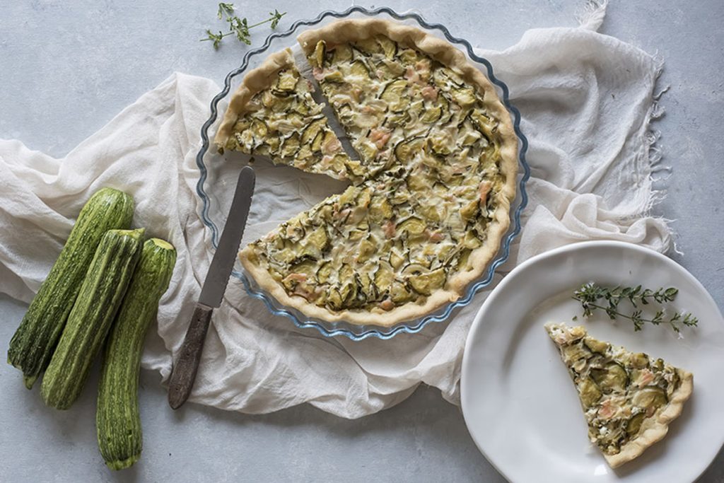 ricette con yogurt: quiche di zucchine, yogurt e salmone