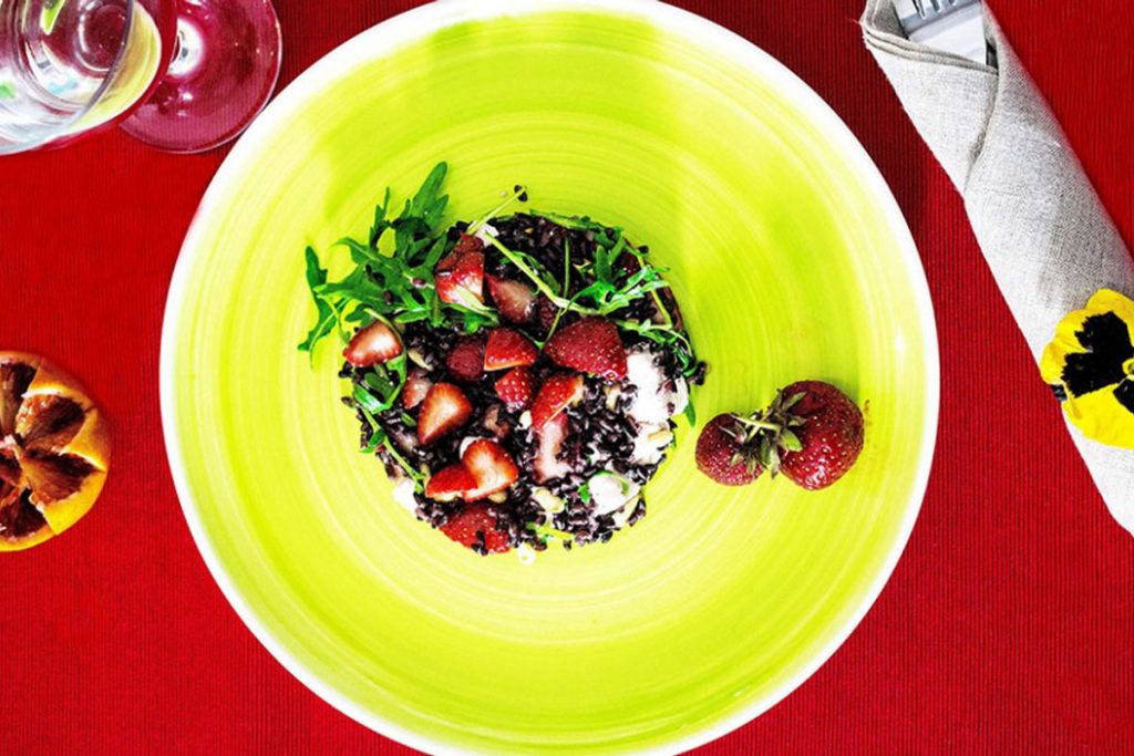ricette con riso: riso venere con fragole e feta