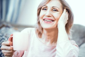 Bere regolarmente tè ha un effetto antiage sul cervello: uno studio spiega perché