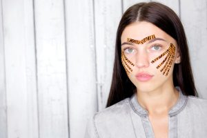 Come eliminare le rughe dal viso: arrivano i cerotti facciali (aesthetic face taping)