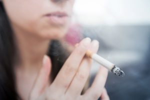 Fumo: anche qualche sigaretta al giorno danneggia a lungo termine i polmoni