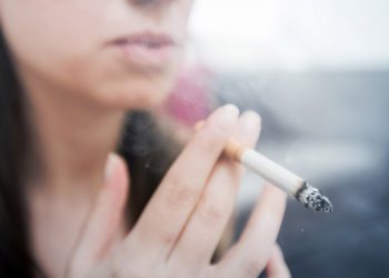 Fumo: anche poche sigarette al giorno danneggiano a lungo termine i polmoni