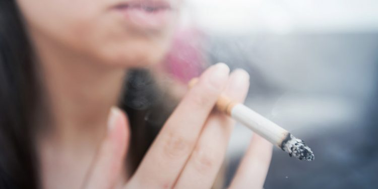 Fumo: anche poche sigarette al giorno danneggiano a lungo termine i polmoni
