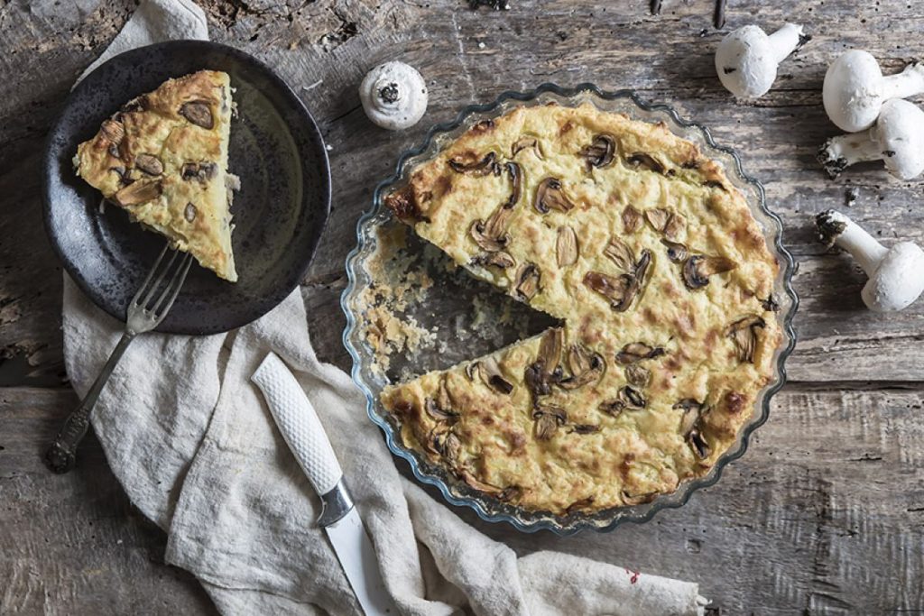 sul tavolo un piatto di gateau di patate e funghi