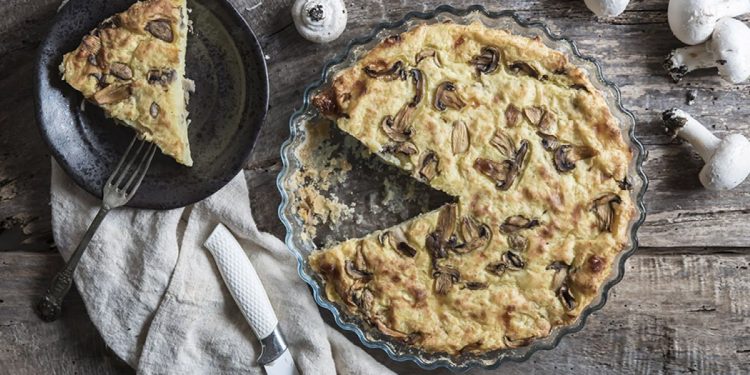 sul tavolo un piatto di gateau di patate e funghi