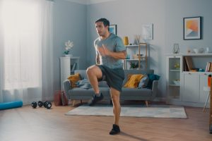 Walk at home o camminata attiva in casa: programma di 4 settimane per bruciare calorie