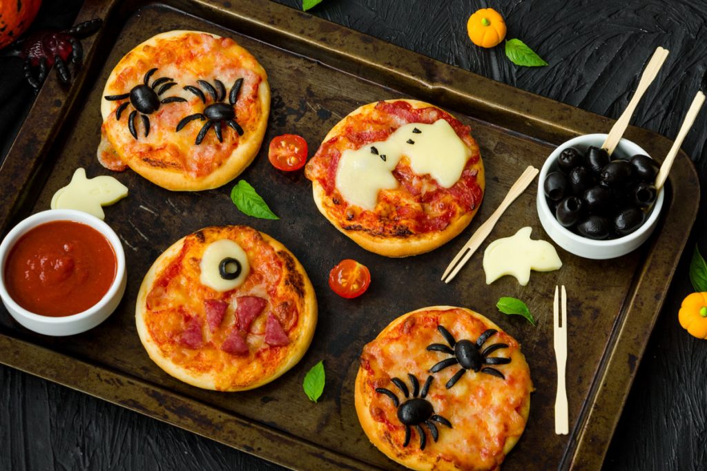 Halloween: pizzette mostruose per la festa dei tuoi bambini 1 Halloween: pizzette mostruose ricetta