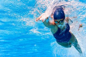 Nuoto libero in piscina: cosa mangiare prima e dopo, per un allenamento sicuro