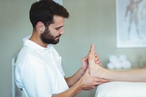 Riflessologia plantare: cos’è, a cosa serve, mappa del piede, come funziona la seduta, benefici e controindicazioni