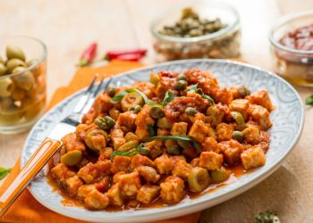 un piatto con tempeh a cubetti al sugo
