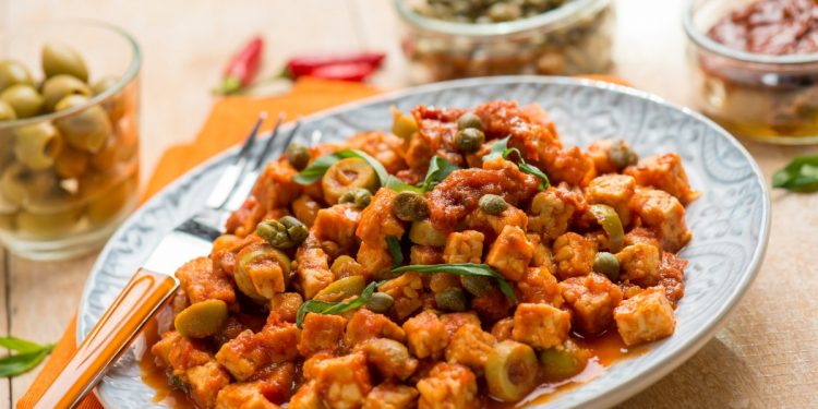 un piatto con tempeh a cubetti al sugo