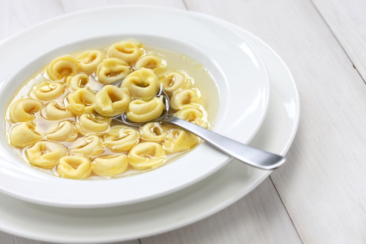 Tortellini senza maiale si può fare? Storia e sapori del piatto bolognese