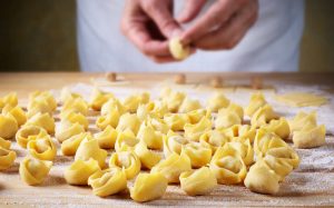 Tortellini senza maiale: si può fare? Storia e sapori della tipica pasta bolognese