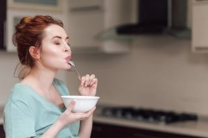 3 trucchi per alzarti da tavola più sazio (senza mangiare di più!)