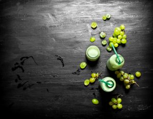 Uva nera e bianca: proprietà, calorie, benefici e le migliori ricette