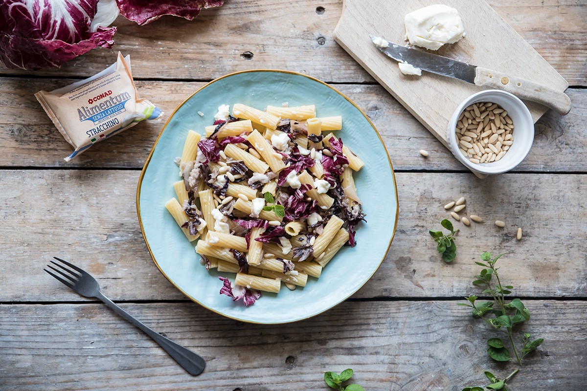 Rigatoni con stracchino pinol e radicchio