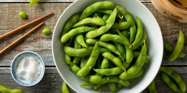 Edamame: perché fanno bene e come gustare anche a casa i fagioli verdi di soia