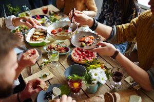 Mangiare tanto la sera fa male alla salute del cuore