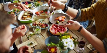 Mangiare tanto la sera fa male alla salute del cuore