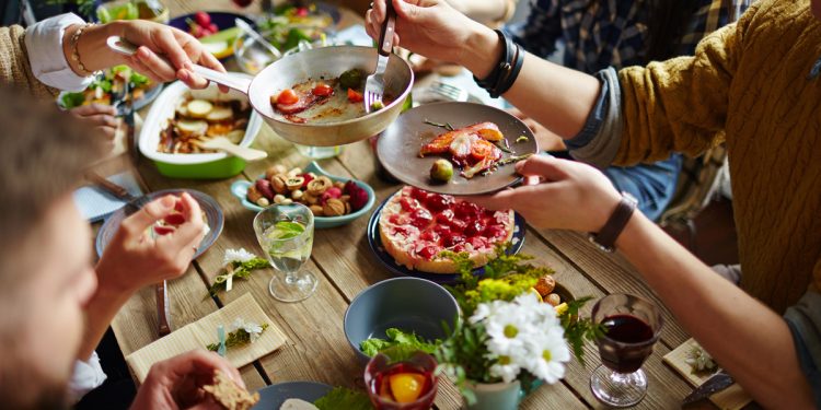 Mangiare tanto la sera fa male alla salute del cuore