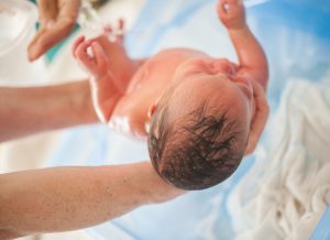 Parto in acqua: cos’è, come si svolge, benefici per mamma e bambino e  controindicazioni