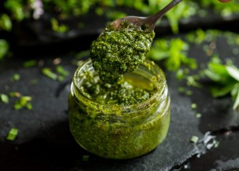 barattolo con salsa al pesto