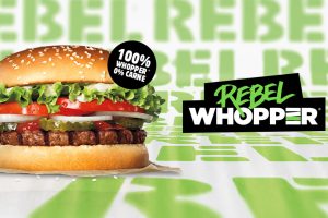 Burger King lancia anche in Italia il Rebel Whopper, l’hamburger 100% vegetale che sembra carne