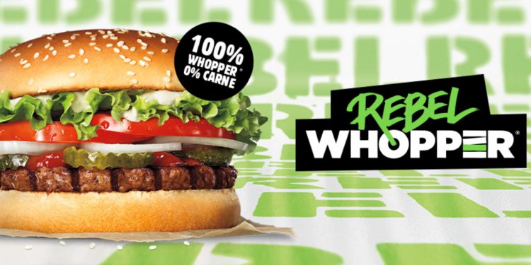 Burger King lancia anche in Italia il Rebel Whopper, l'hamburger 100% vegetale che sembra carne