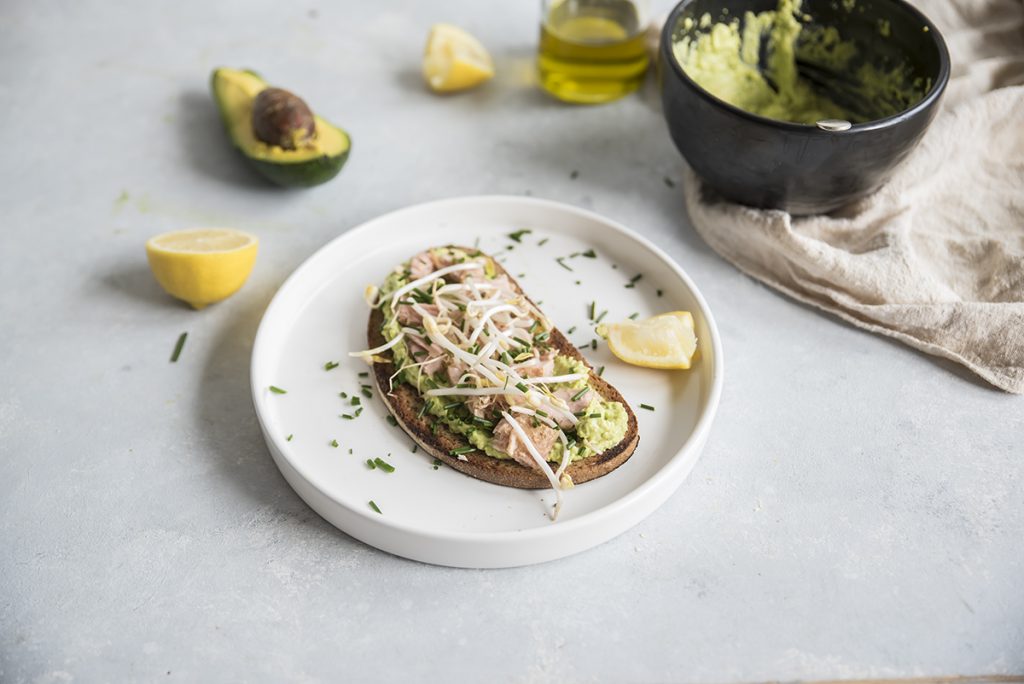 ricette con germogli: crostini con avocado, tonno, germogli di soia