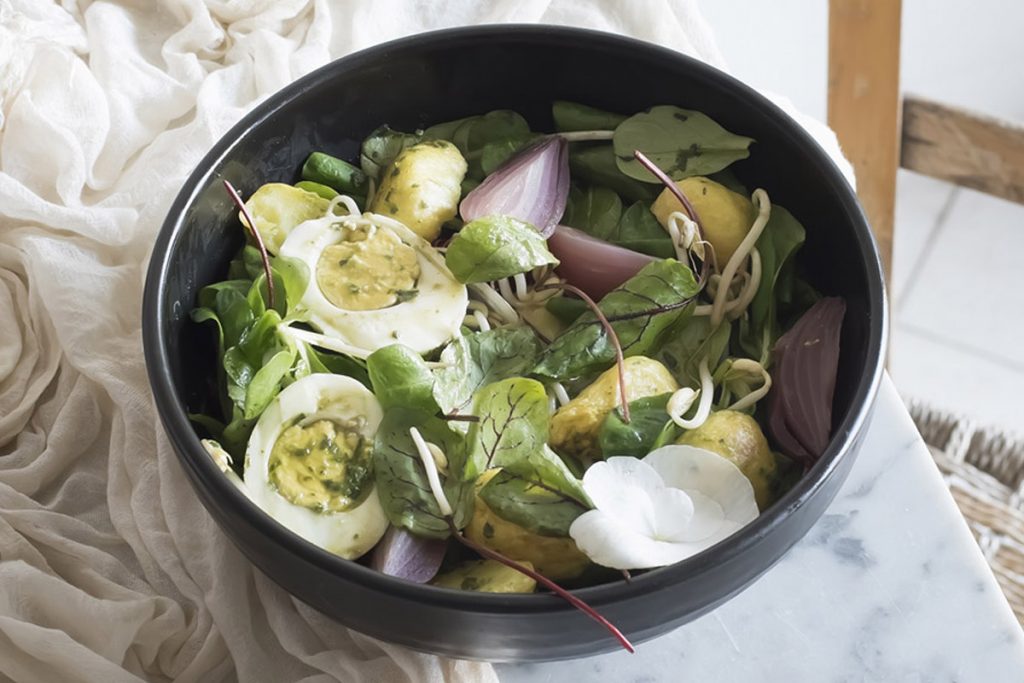 ricette con germogli: insalata patate, cipolle rosse, germogli di soia