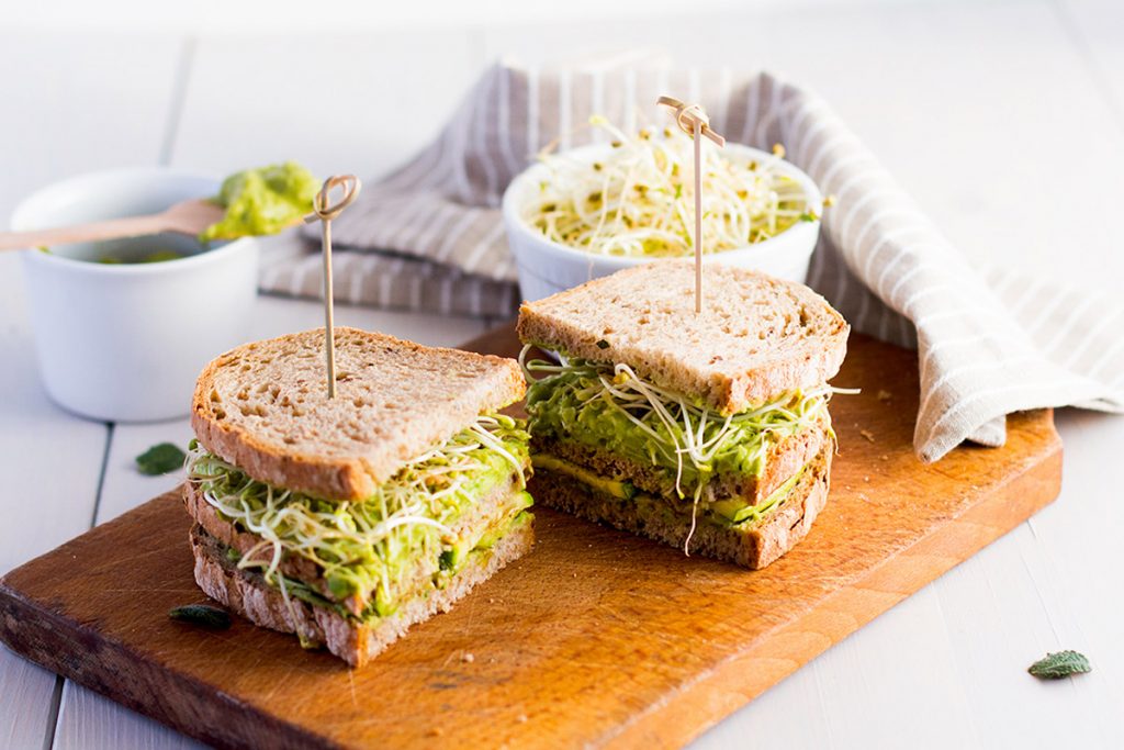 ricette con germogli: panino integrale con zucchine e germogli di fieno greco