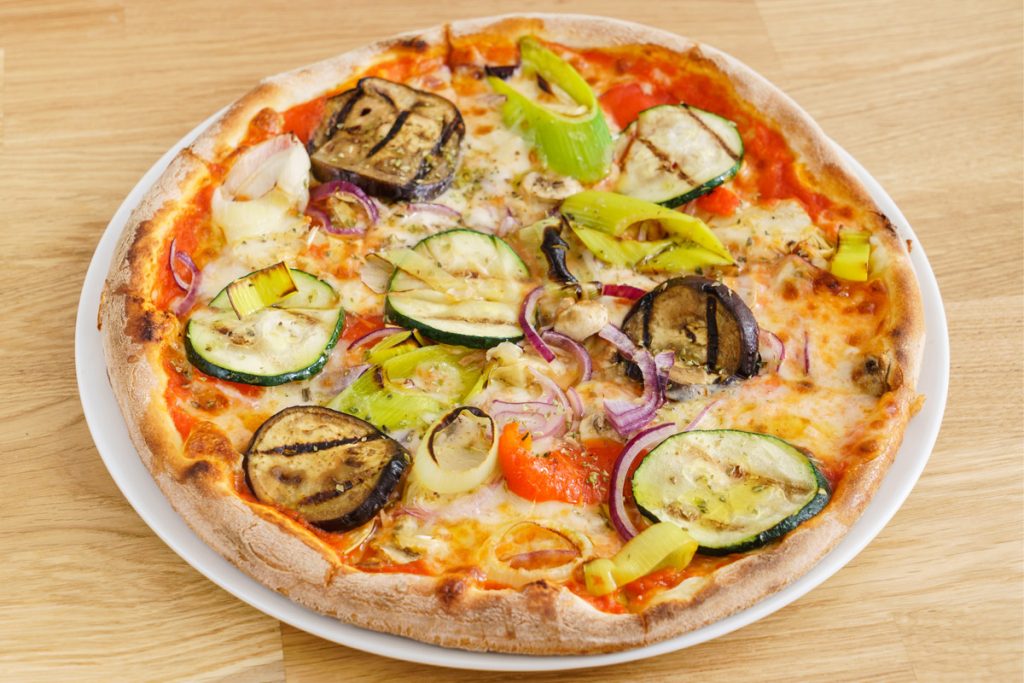 Ricette con germogli: pizza con zucchine grigliate e germogli di porro